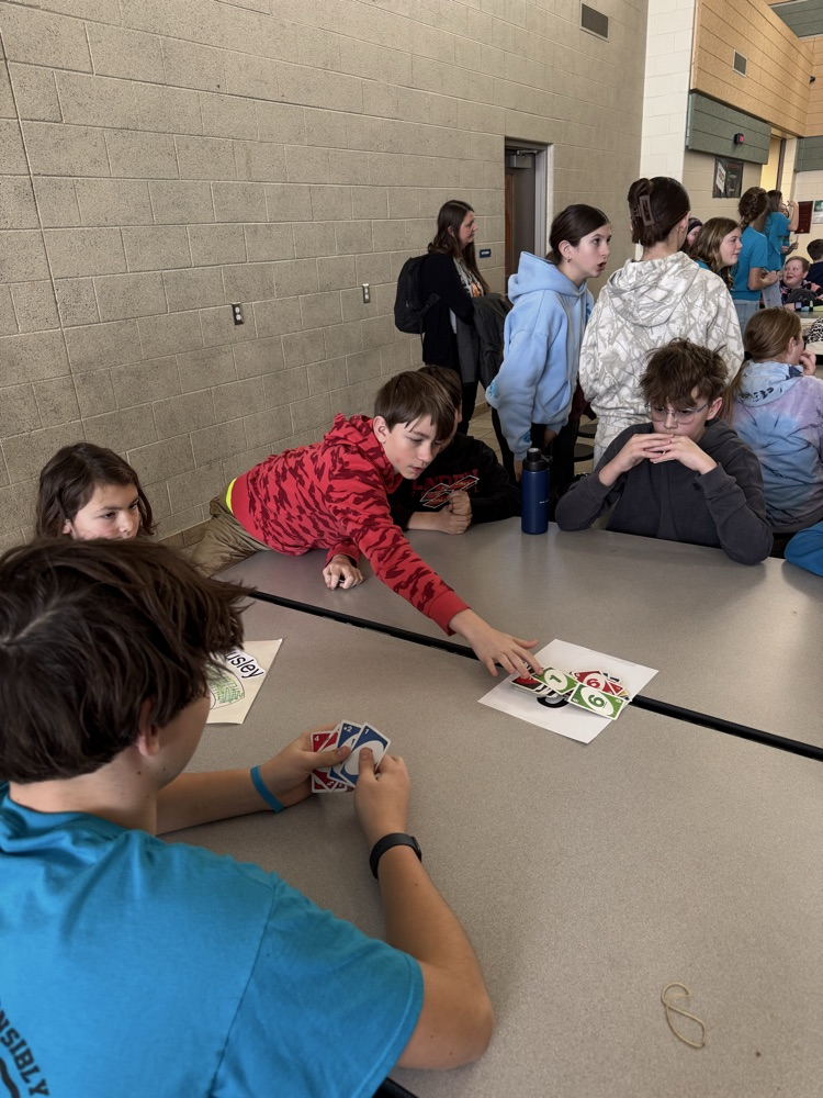 students playing Uno