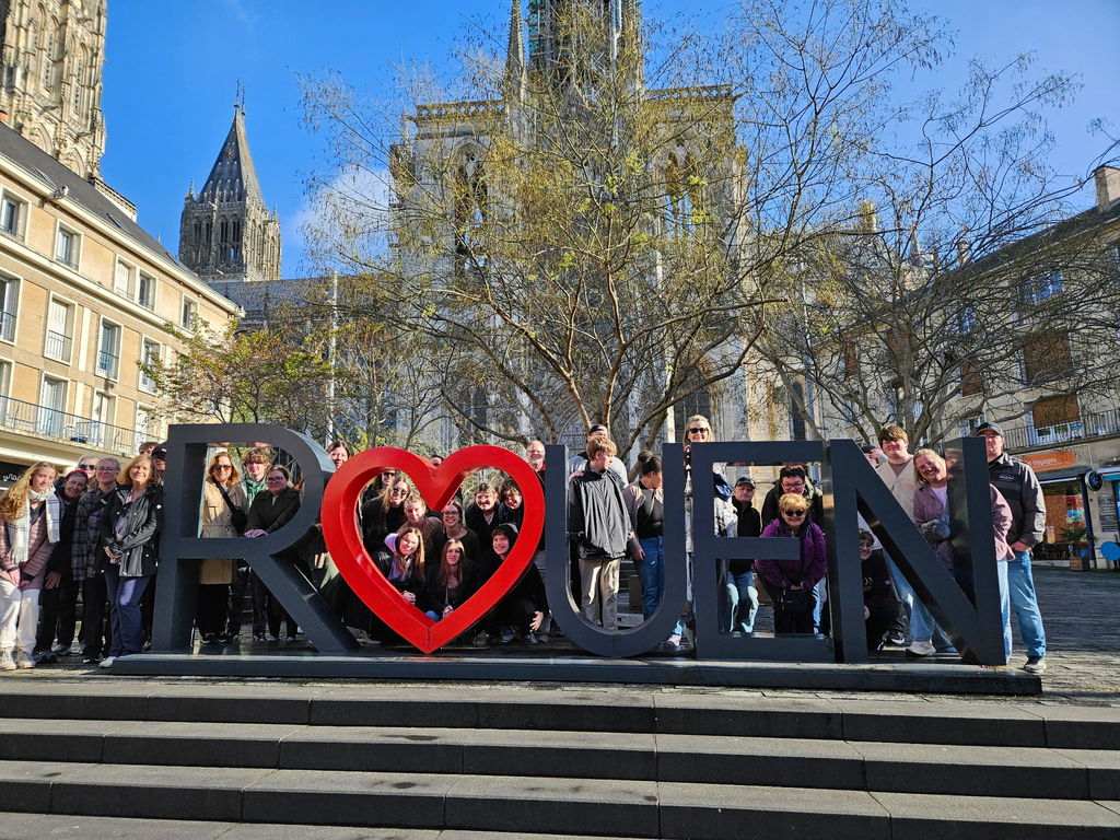 Group of students standing in front of a sign that says Rouen