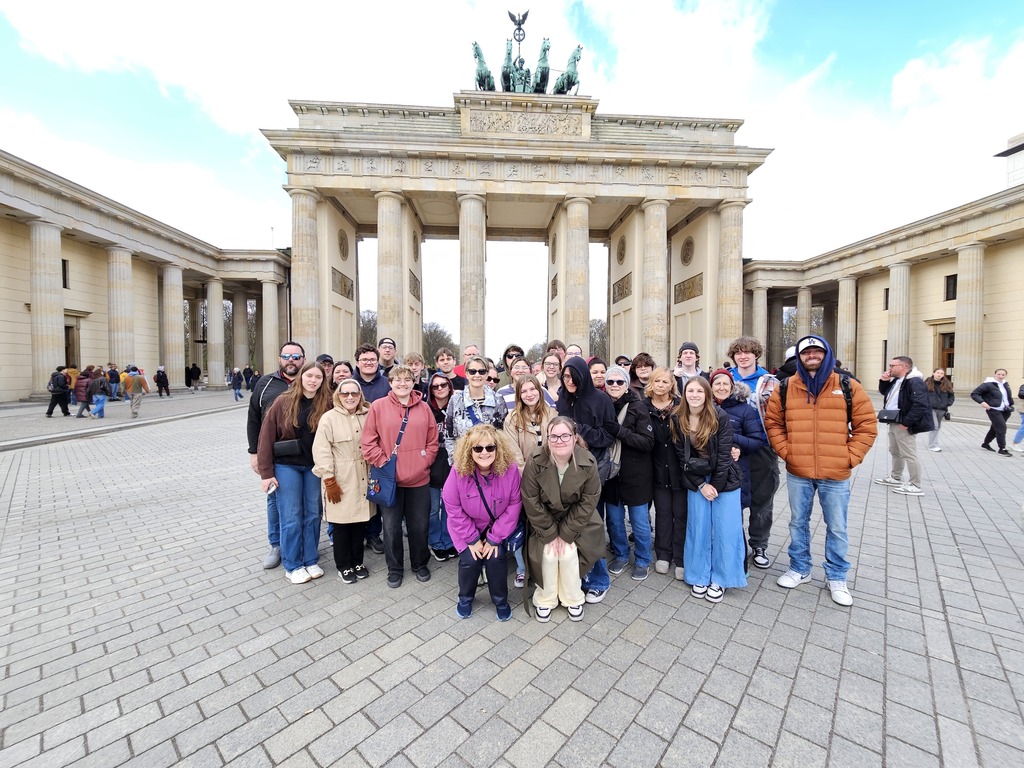Group of students standing in front of the Brandenburg Gate in Berlin