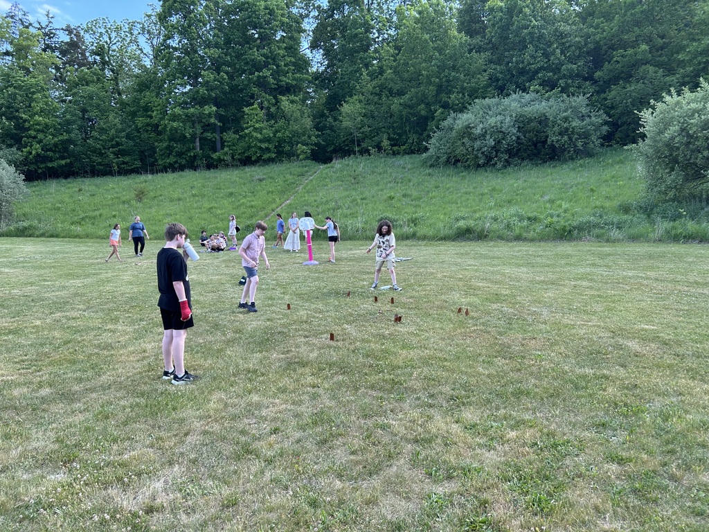 Students playing molkky.