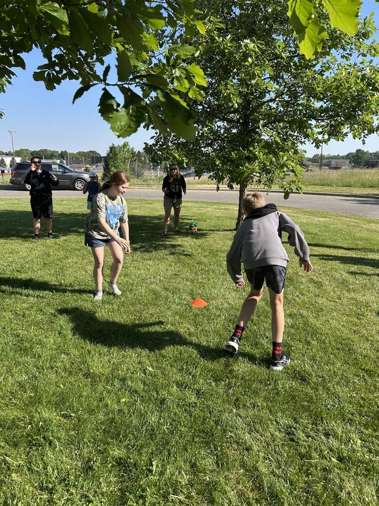 2 students (finalists) playing “fruit salad.”