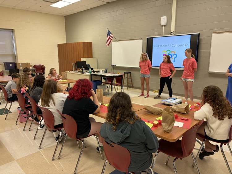 students eating breakfast 