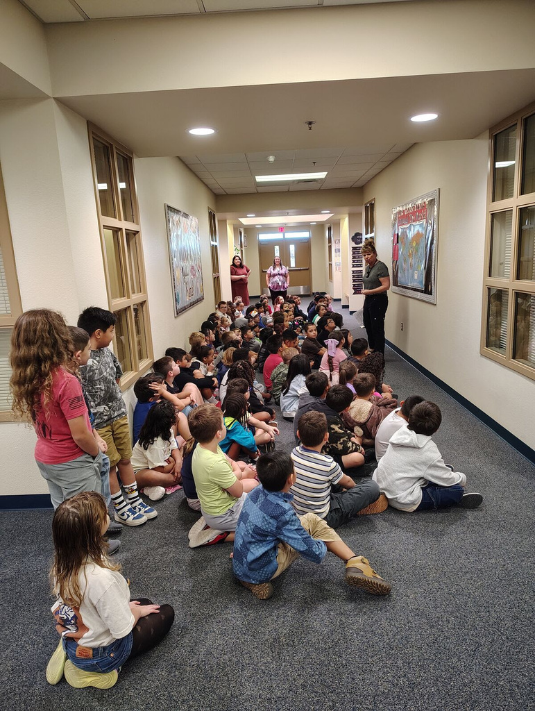 2nd Grade students Reading
