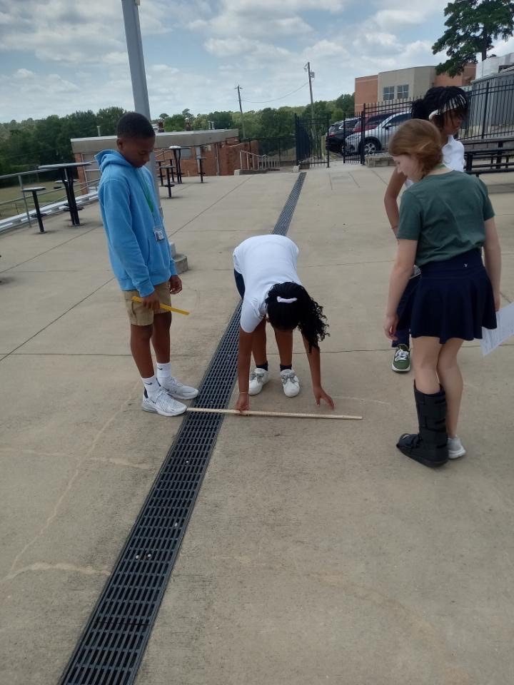 FHSA 7th grade science students put their measuring skills and metric conversions to the test during a hands-on lab exploring kinetic energy! ⚡🔬