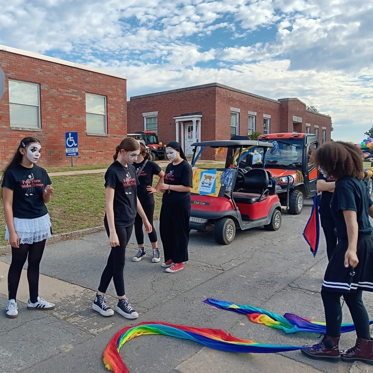 Mime practice before the parade