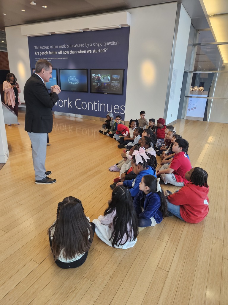 Students listening to the interpreter speak about the Oval Office.