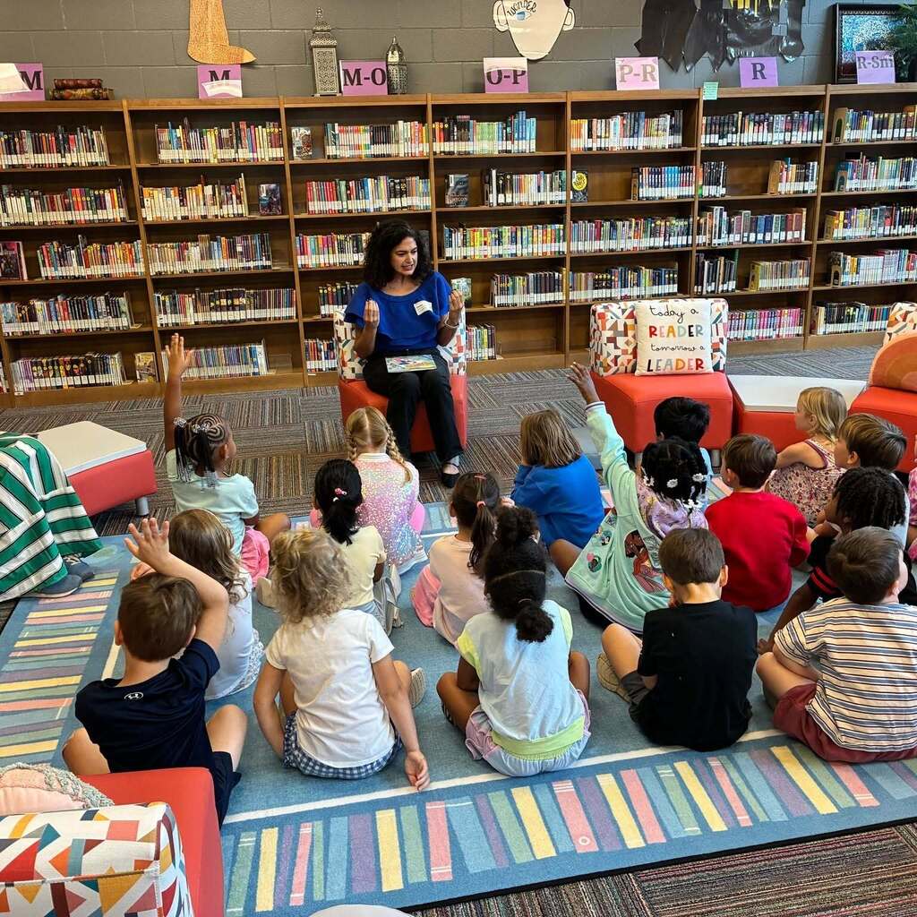 📚Our library was proud to host local author, Razan Abdin! Ms. Abdin read her debut picture book, "Splendidly Sawsan," to one of our Kindergarten classes.