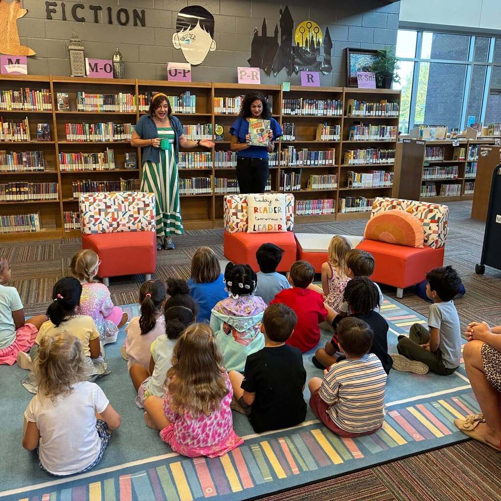 📚Our library was proud to host local author, Razan Abdin! Ms. Abdin read her debut picture book, "Splendidly Sawsan," to one of our Kindergarten classes.