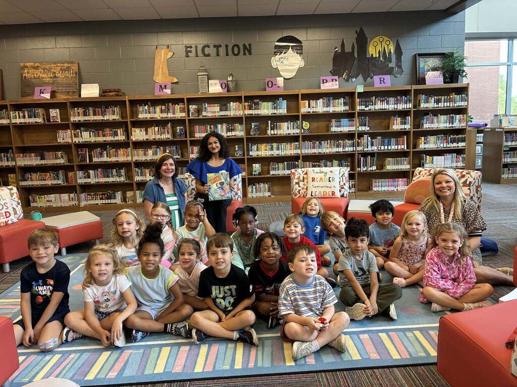 📚Our library was proud to host local author, Razan Abdin! Ms. Abdin read her debut picture book, "Splendidly Sawsan," to one of our Kindergarten classes.