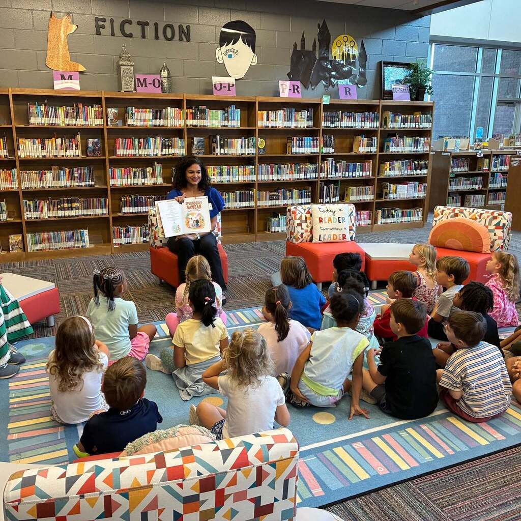 📚Our library was proud to host local author, Razan Abdin! Ms. Abdin read her debut picture book, "Splendidly Sawsan," to one of our Kindergarten classes.