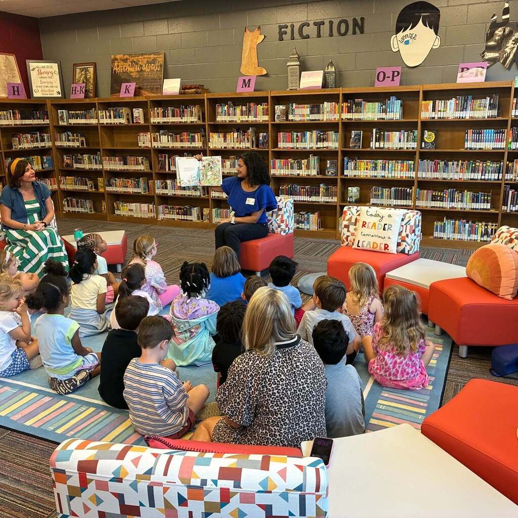 📚Our library was proud to host local author, Razan Abdin! Ms. Abdin read her debut picture book, "Splendidly Sawsan," to one of our Kindergarten classes.