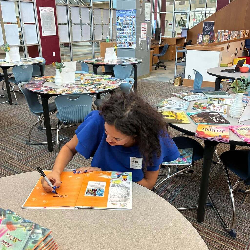📚Our library was proud to host local author, Razan Abdin! Ms. Abdin read her debut picture book, "Splendidly Sawsan," to one of our Kindergarten classes.