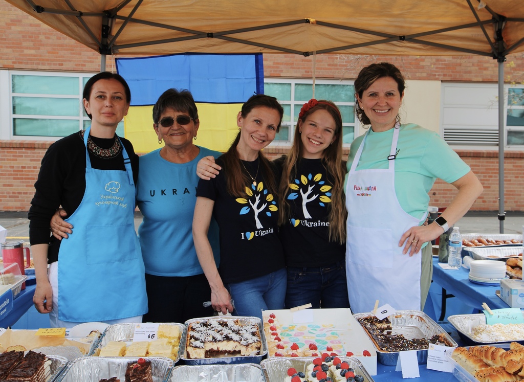 photo of Ukrainian women and their desserts