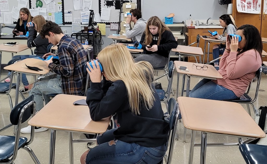 Students focus in on virtual reality lesson 