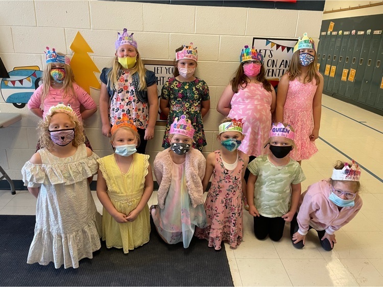 1st grade students with crowns
