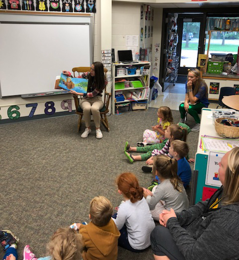 Cassidy Hershberger reads to PreK students