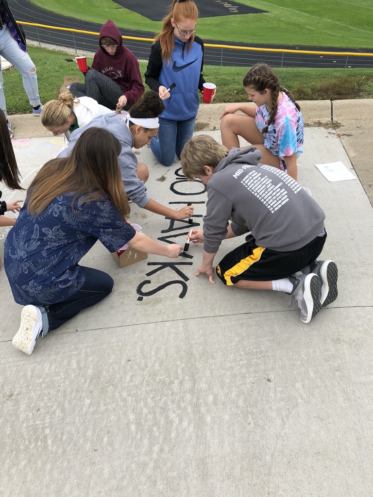Students decorate sidewalks for Homecoming