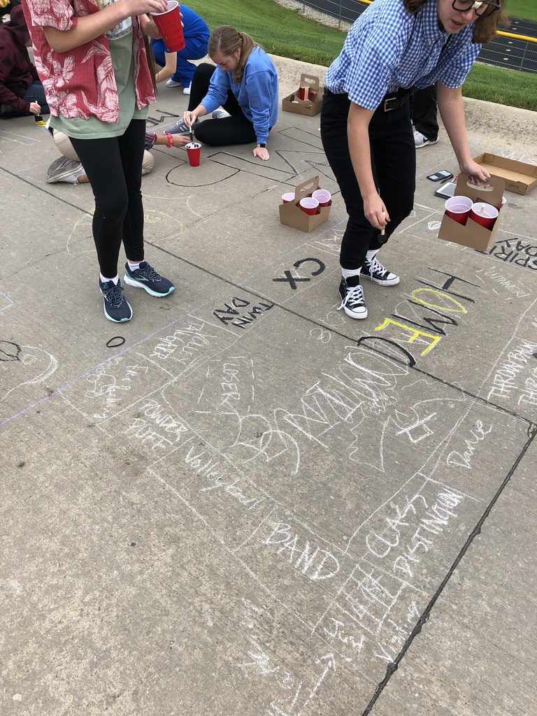 Students decorate sidewalks for Homecoming