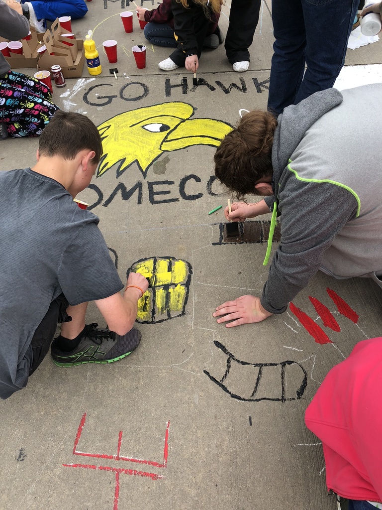 Students decorate sidewalks for Homecoming
