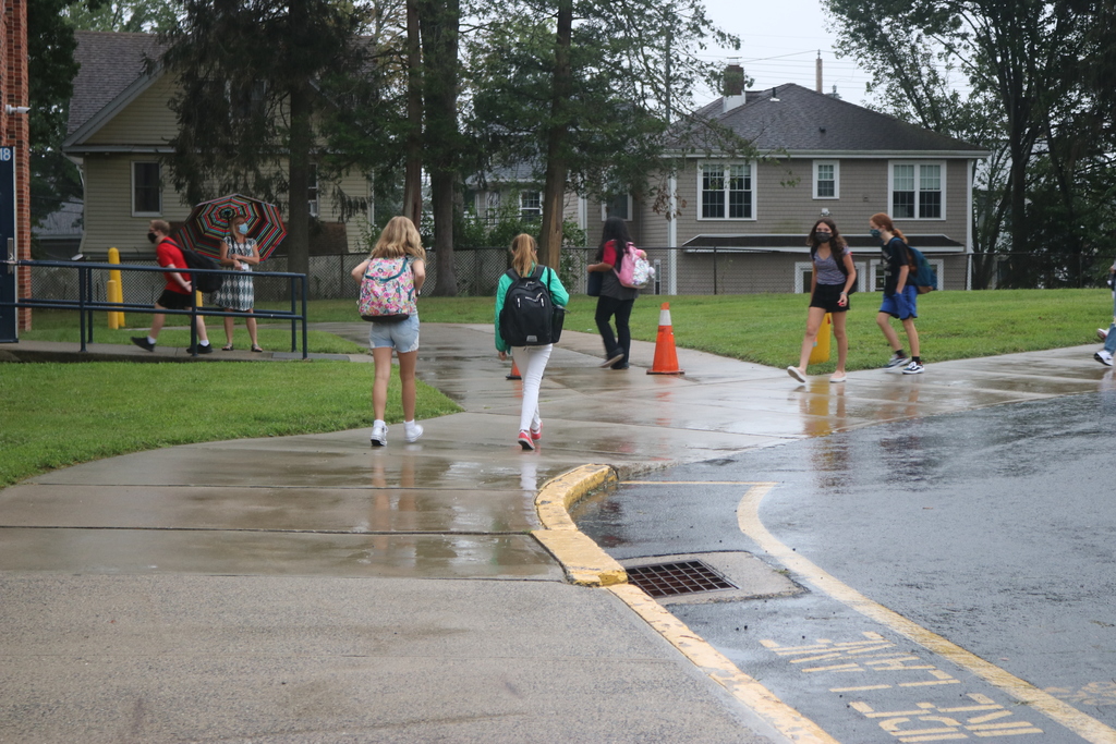 students arriving to Harborside MS