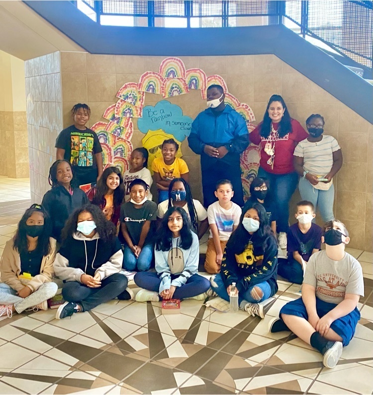 5th graders are off to a FABULOUS start! Ms. Rojasβ class is creating βSnapbooksβ with memories of their final year at Jones!