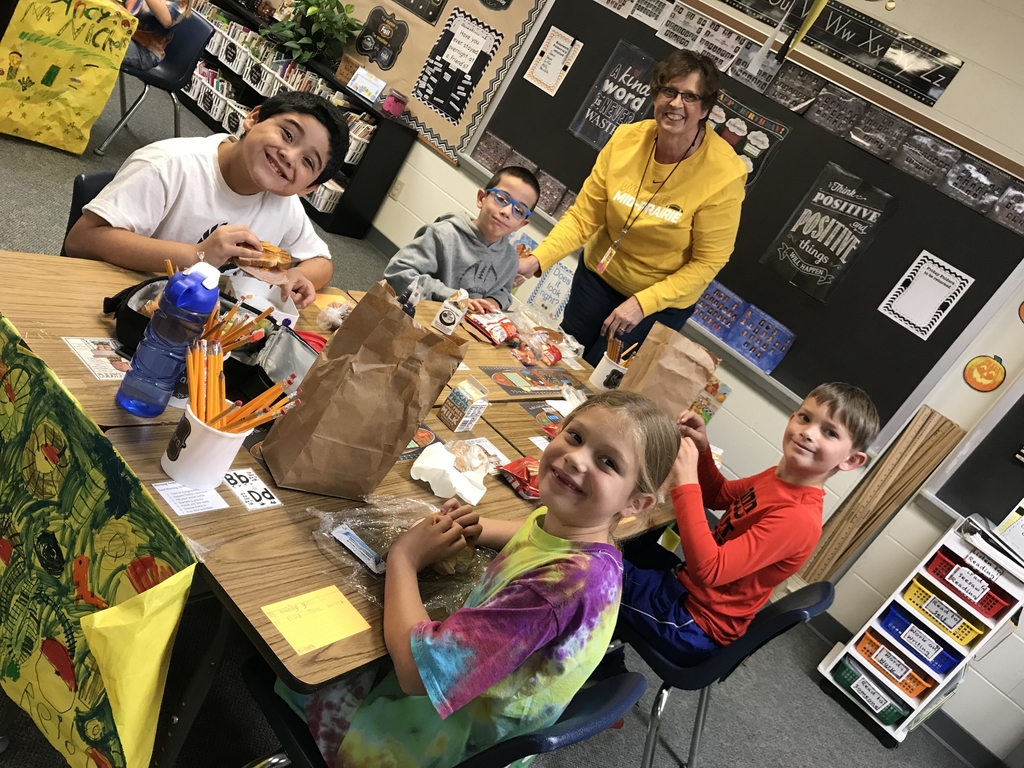 Happiness is...Sack Lunch Seating in MP East Classrooms with a few special guests AND on another rainy school day! ❤️😍#mphawks