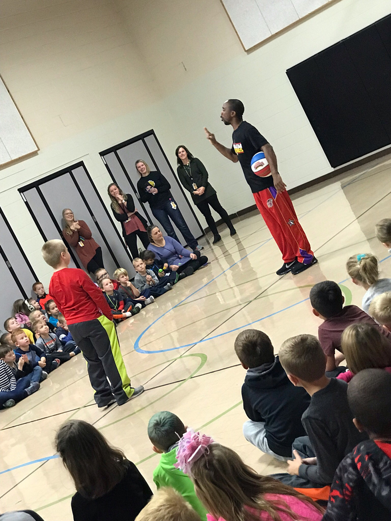 Harlem Wizards Basketball Player King Arthur message was a hit! Work hard! Listen! Pay attention! Follow directions! Love one another! Thanks for the special “Surprise & Delight”! It was fun. ❤️🏀📚#mphawks