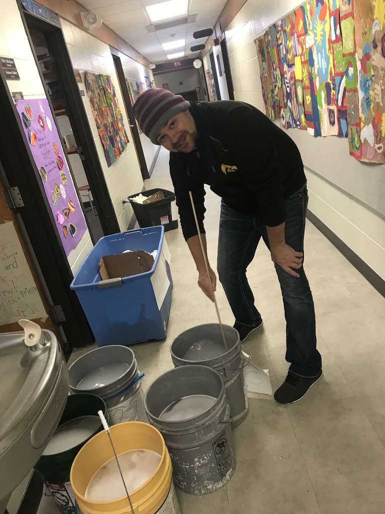 MP Learning Design Coach @FrankSlabaugh helps prepare Tie Dye t-shirts for the Dye process. 😊#mphawks