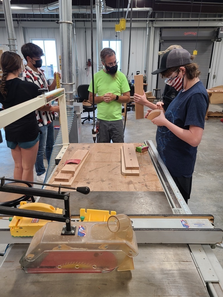 students building an item s