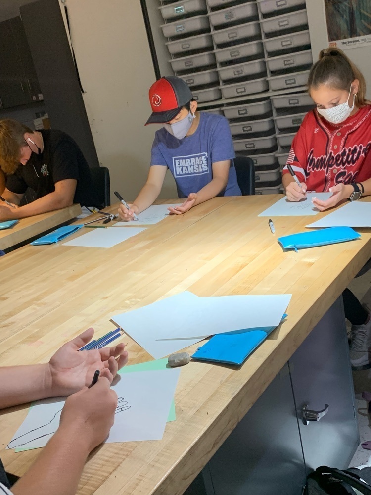 students drawing 