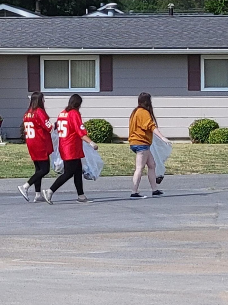 students picking up trash