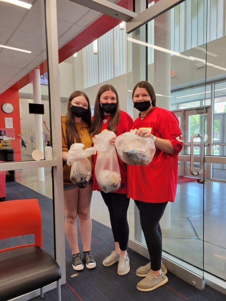 students picking up trash 