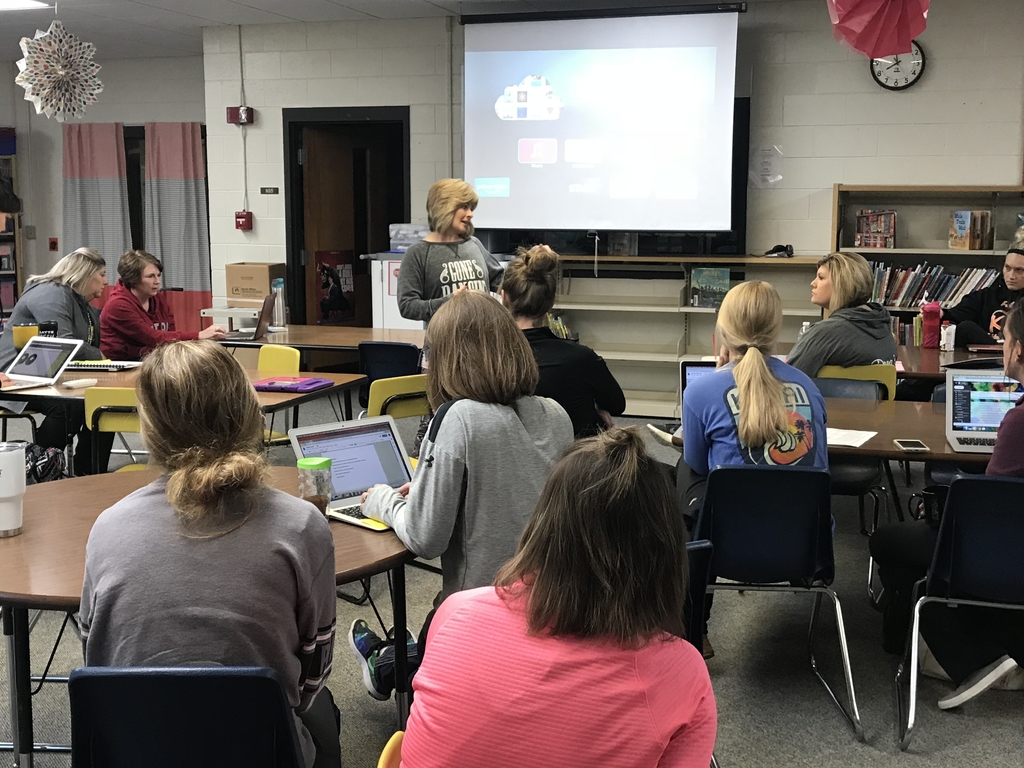 MP East Elementary Morning Staff Meeting teachers teaching teachers about WIN time reading resources and ways to incorporate @seesaw across the curriculum! ❤️📚💻#mphawks