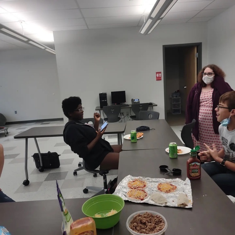 students eating 