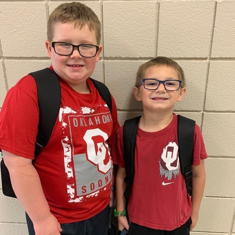 2 boys in OU shirts