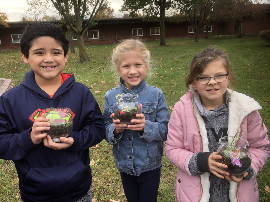 MP East 2nd Grade Garden KICk (Kids Interest Clubs) members led by Spanish Teacher, Mrs. Beachy made Miniature Terrariums in the Outdoor Classroom this week! ❤️🌱#mphawks