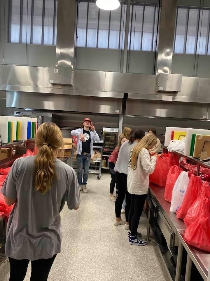 students packing food