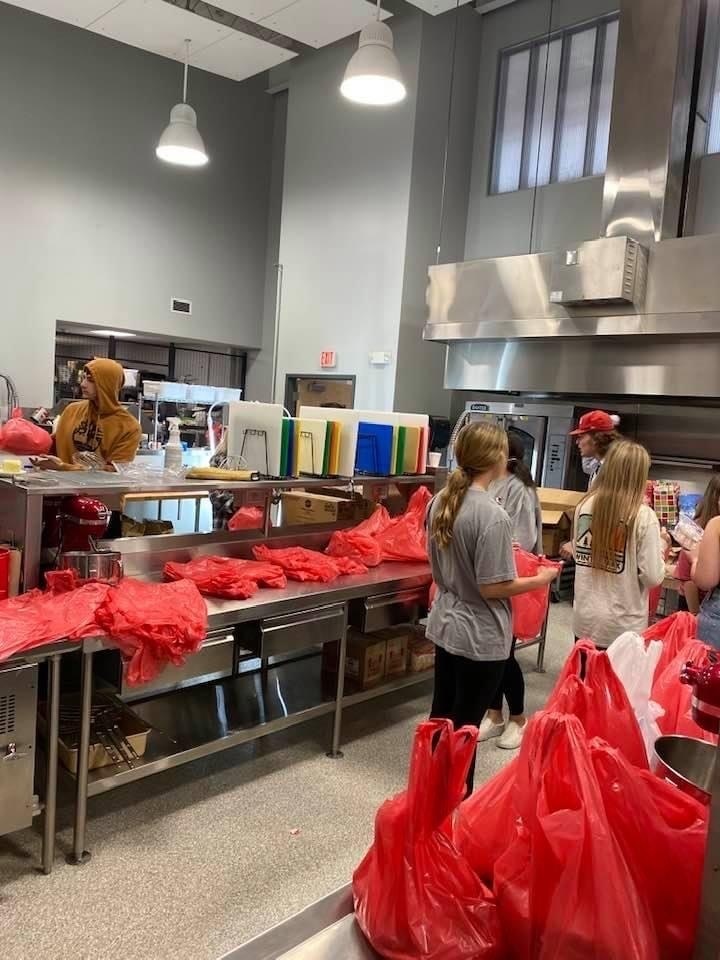 students packing food 