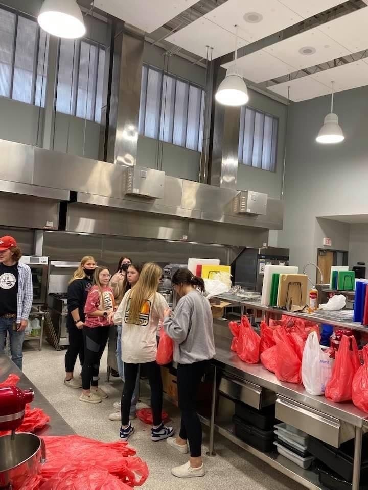 students packing food 