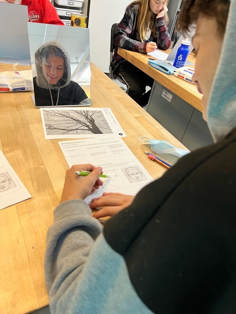 students drawing 