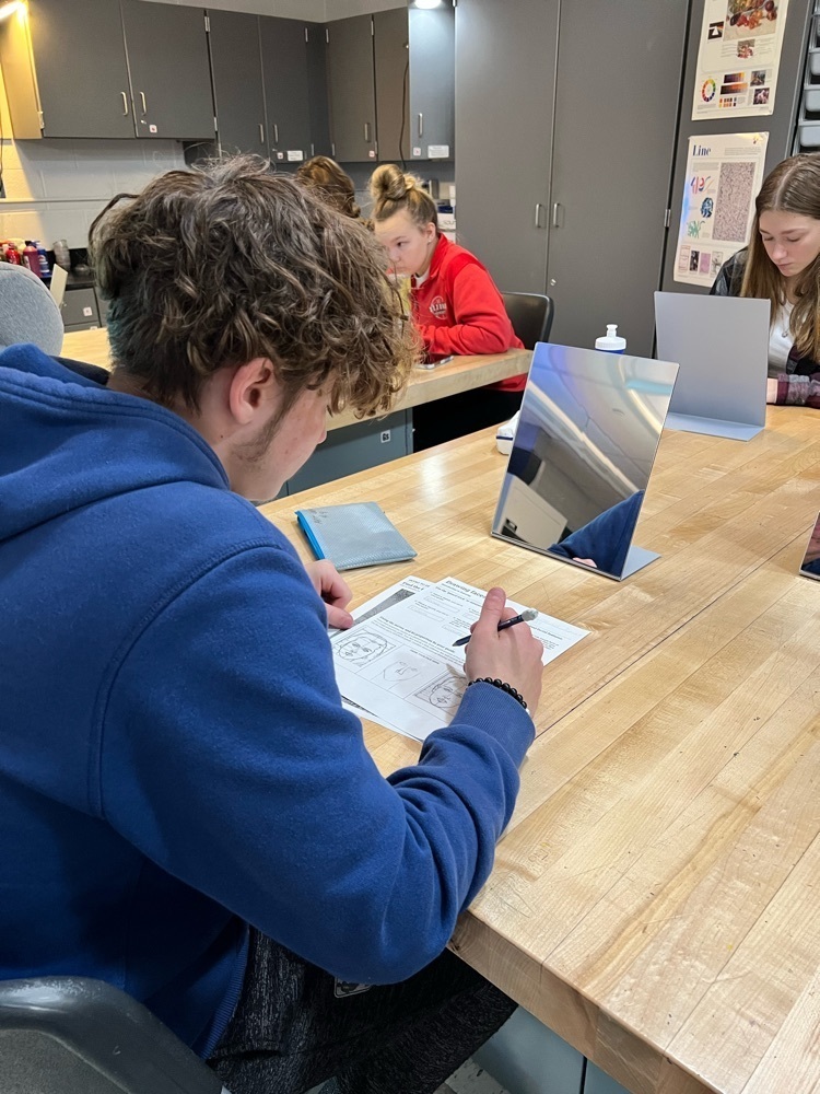 students drawing 