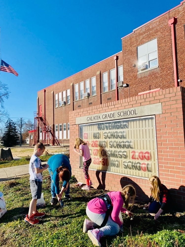 students planting bulbs for springtime 