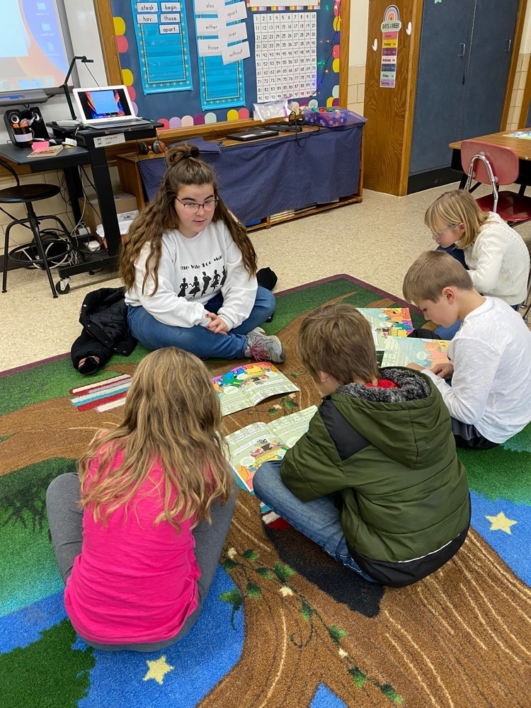 USHS student reading to kids.