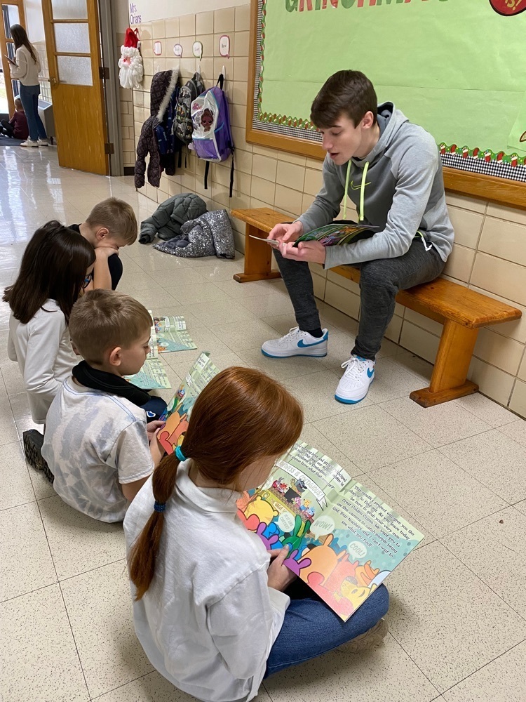 USHS student reading to kids.