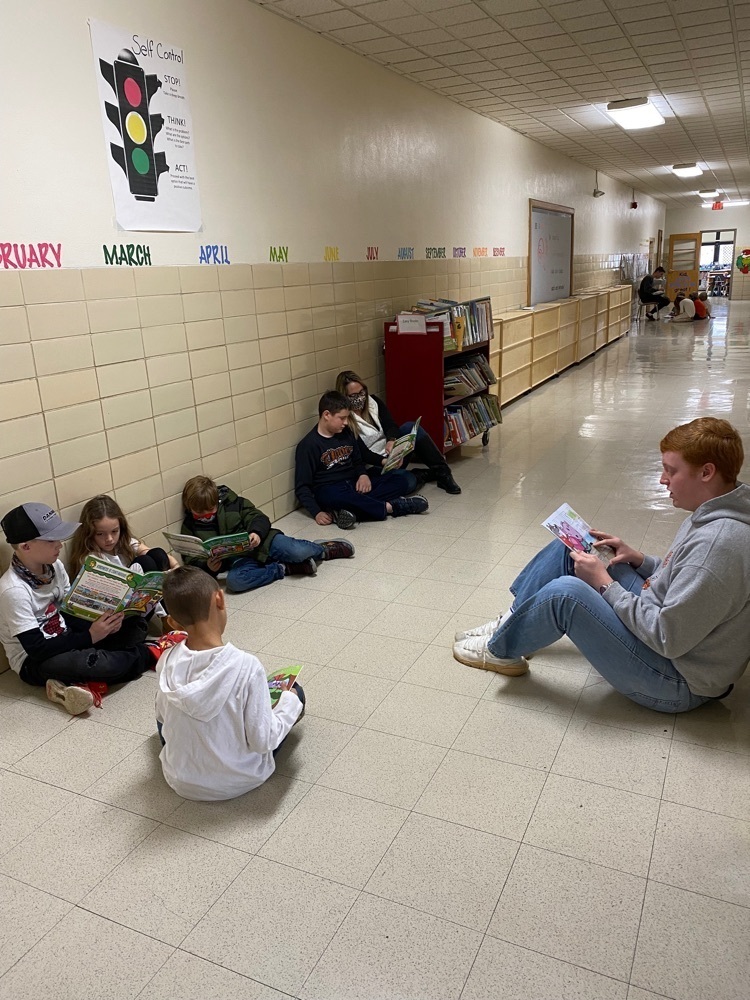 USHS student reading to kids.