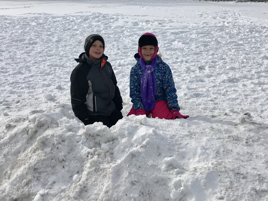 It’s recess time! But where are the students? Using their imagination and creativity working together to make a school fort and many other fun snow projects! ❤️☃️❄️#mphawks