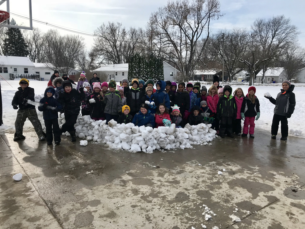 It’s recess time! But where are the students? Using their imagination and creativity working together to make a school fort and many other fun snow projects! ❤️☃️❄️#mphawks
