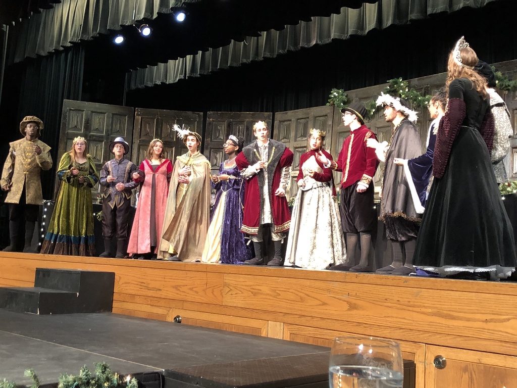 The royal court finishes the performance with a variety of songs.