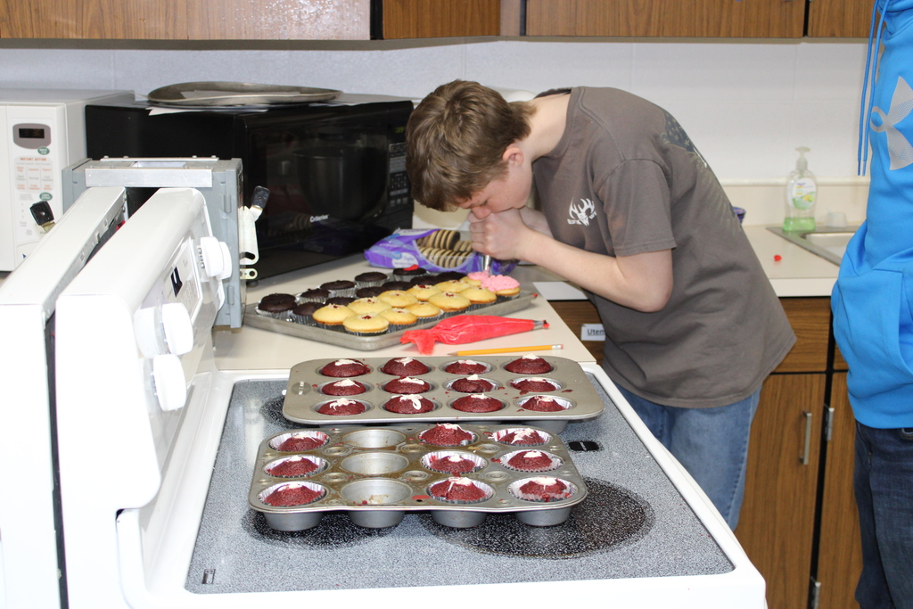 Cupcake decorating