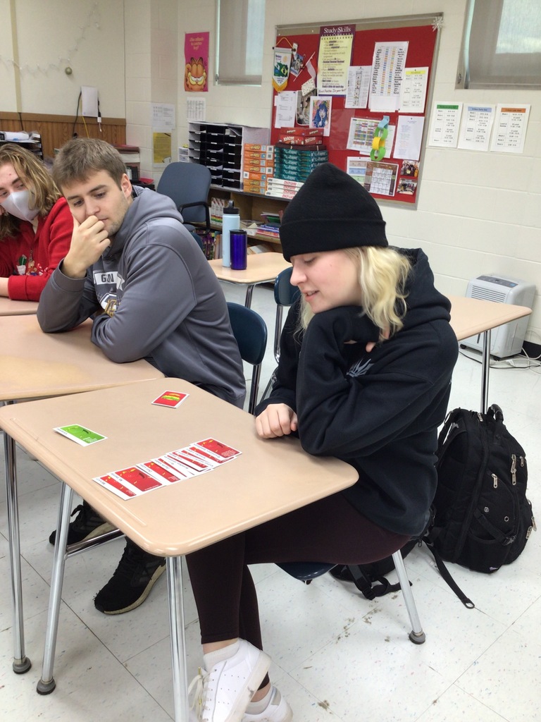 Spanish 4 students playing Apples to Apples